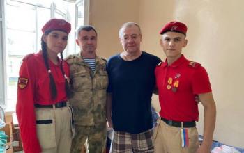 Александр Моор поздравил раненого военнослужащего из Тюменской области с Днем ВДВ
