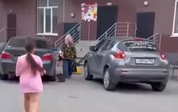 Жительница Тюмени жестоко избила кошку на глазах у детей