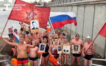 Тюменские моржи нырнули в Туру, чтобы поучаствовать в «Бессмертном полку»