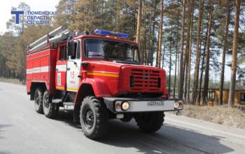 В Тюмени ночью загорелось кафе на улице Федюнинского