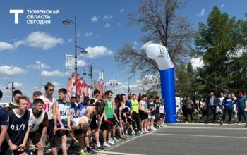 Более 800 тюменцев вышли на старт легкоатлетической эстафеты – ровесницы Великой Победы