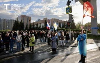 В минуте молчания замер перекресток Республики – Мельникайте в Тюмени 
