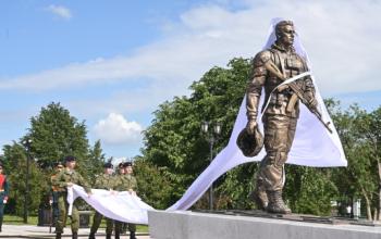 Мемориал участникам СВО открыли на площади Победы в Тобольске