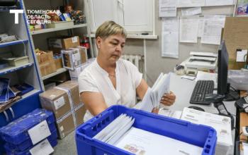 Тюменские почтальоны доставляют отправления на велосипедах