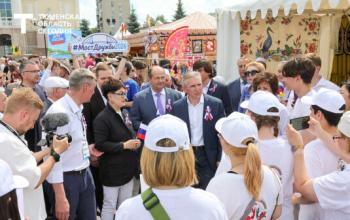 В День России тюменцы водили хоровод с главой региона на фестивале «Мост Дружбы» 