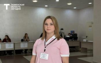 Учитель начальных классов работает общественным наблюдателем на участке в поселке Московском