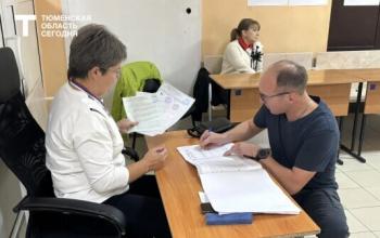 «Ребята на передовой тоже голосуют»: ветеран СВО Евгений Сосновский проголосовал в тюменской школе №38