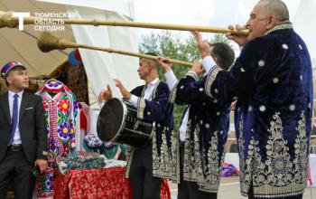 На фестивале «Мост Дружбы» в Тюмени сербы и таджики угощают лепиней и знакомят с вышивкой чакан