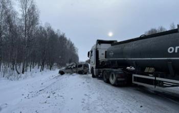 На трассе Тюмень – Омск частично перекрыли движение из-за ДТП с большегрузом