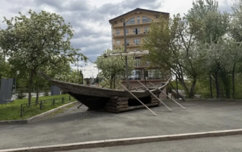 Корабль-дощаник установили у музея «Городская Дума» к 440-летию Тюмени