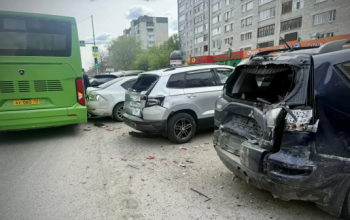 Автобус врезался в пять припаркованных машин в Тюмени. Что делать водителям? 