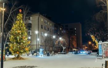 В Тюмени на улице Дзержинской «выросла» сказочная ремесленная ёлка