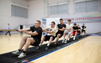 В Тюмени прошли региональные соревнования по перетягиванию каната среди молодежи