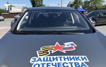 В Тюмени ветерану СВО вручили автомобиль с ручным управлением