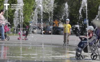 В Тюмени после зимней «спячки» заработал сухой фонтан у драмтеатра