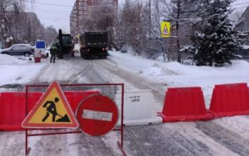 В Тюмени на улице Карла Маркса устраняют аварию на теплотрассе