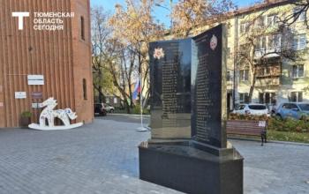 В Тюмени восстановили памятник, снесенный ветром