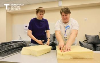 В тюменском центре «Родник» волонтеры шьют для раненых бойцов специальные подушки