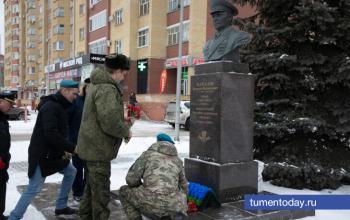 «Войска дяди Васи»: в Тюмени ветераны ВДВ возложили цветы к памятнику Василия Маргелова