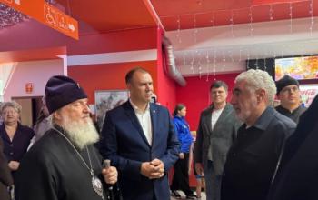 Митрополит Димитрий посетил премьеру фильма «Романовы» в Тобольске