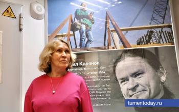 Через объектив он снимал маски с людей