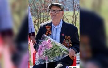 Александр Моор поздравил ветерана Марса Плоскова с 100-летием