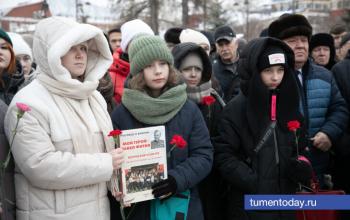 Тюменцы возложили цветы к памятнику Павлу Фитину в день его рождения