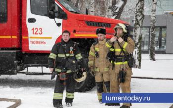Тюменские пожарные спасли двух человек из огня в жилом доме
