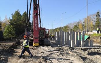 В Тюмени строят надземный пешеходный переход у новой развязки на Московском тракте 