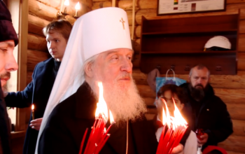 Митрополит Димитрий передал благодатный огонь из Иерусалима в возрождающийся храм в Онохино