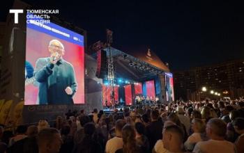 «Мы вас любим!»: десятки тысяч тюменцев вместе с «Хором Турецкого» спели любимые песни на Дне города