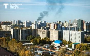 В Тюмени на улице Магаданской загорелось здание