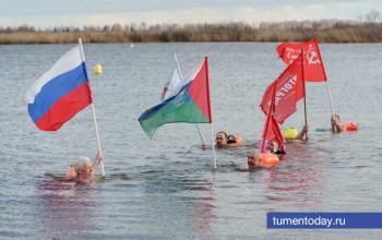 Две сотни тюменцев открыли сезон моржевания, облившись холодной водой