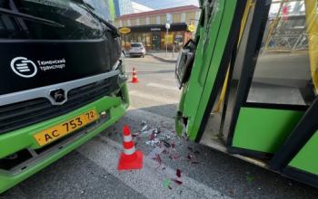Не успел затормозить: автобус 84-го маршрута врезался в другой на тюменском перекрестке 