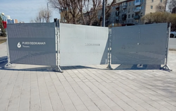 В Тюмени на тротуаре у технопарка провалилась брусчатка после зимней аварии