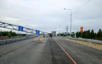 На трассе Тюмень – Омск ограничено движение из-за упавшей дорожной фермы