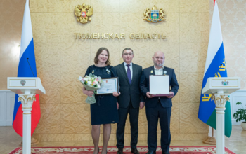 Владимир Якушев вручил награды тюменской семье с восьмью детьми 