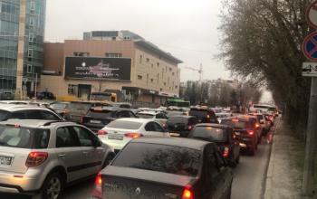 Две автомобильные аварии парализовали движение на мосту «Стрела» в Тюмени