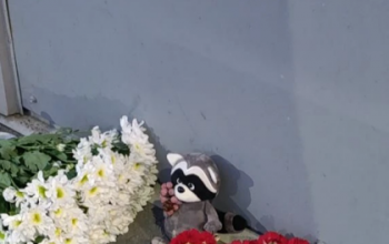 Стихийный мемориал появился на месте гибели молодого человека в центре Тюмени