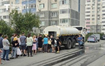 Тюменцы набирают воду у автоцистерн. Делимся адресами