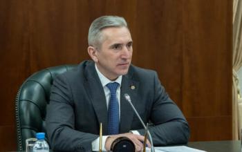 Александр Моор поручил усилить контроль за конфликтом интересов чиновников