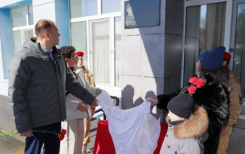 В тобольском Сумкино открыли мемориальную доску погибшему добровольцу Александру Тильмаметову