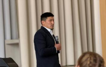 Даурен Елеманов поздравил боевого товарища с Днем Героев Отечества