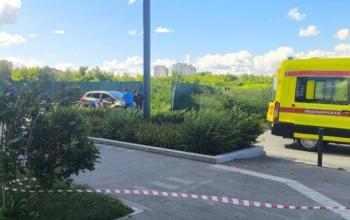 Мужчина выпал из окна многоэтажки в Тюмени
