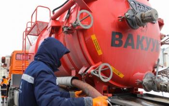 В центре Тюмени прорвало трубу, без воды остались две многоэтажки на ул. Осипенко