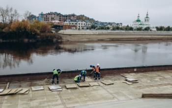 В Тюмени восстанавливают набережную после паводка: фото
