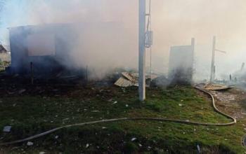 В тюменской деревне огонь повредил свыше 100 квадратных метров жилых и надворных построек