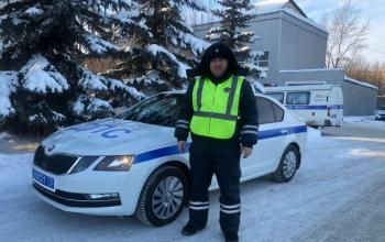  Ребенка экстренно доставлял в Тюмень старший лейтенант полиции Олег Машинистов. Фото Госавтоинспекции Тюменской области