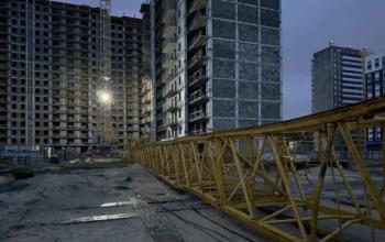 При падении башенного крана в Тюмени погиб машинист 