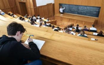 В Госдуме предложили поднять стипендии до уровня МРОТ